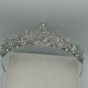 🔥🆕🔥Chantal Eveleen Silver Crystal Wedding Tiara